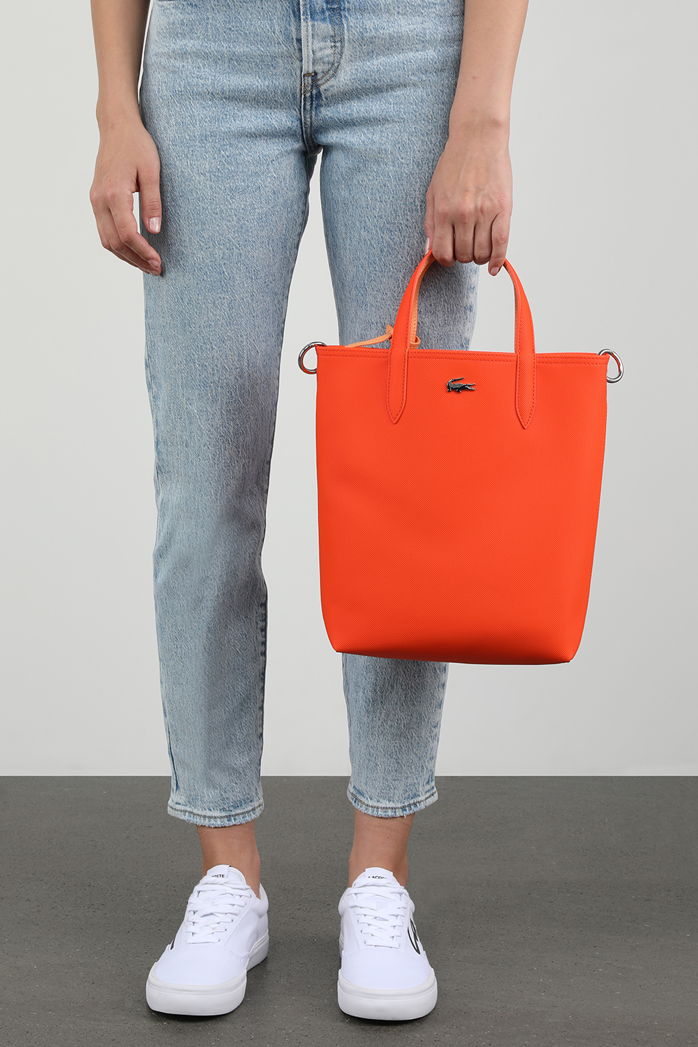 תמונת כל הלוק של תיק נשיאה כתום עם פאוץ' תואם